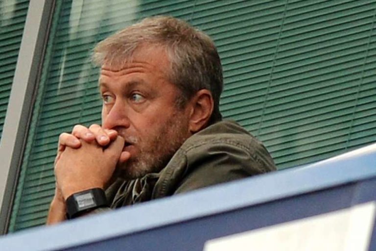 Chelsea Legend urged Abramovich to complete 198 goals striker deal ahead of Manchester United Chelsea Legend urged Abramovich to complete 198 goals striker deal ahead of Manchester United