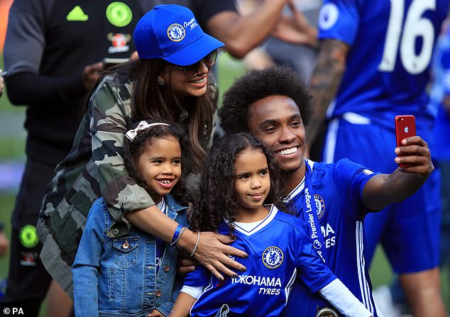 (Image) Willian’s wife hints at a move away from Chelsea to Arsenal