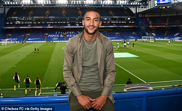 (IMAGES): Hakim Ziyech trains with his Chelsea teammates for the first time