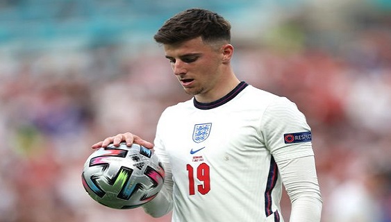 (IMAGE) What Mason Mount was caught doing after England’s defeat in Euro 2020 Final