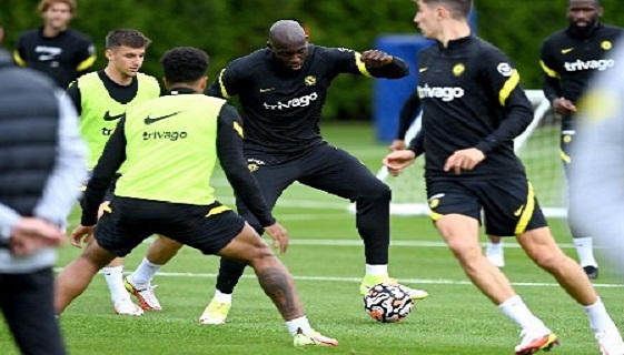 (Image): Chelsea fans are talking about what happened between Mount and Mendy in training ahead of Arsenal clash