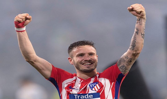 (Images): Saul Niguez travels to London after signing for Chelsea