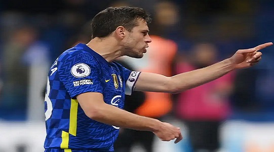 (Video): as angry Cesar Azpilicueta confronts Chelsea fans following Chelsea 4-2 defeat to Arsenal