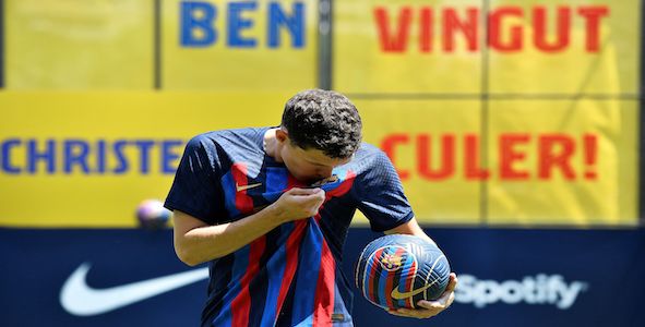 Christensen tells two Chelsea players to join him at Barca after kissing Barcelona badge