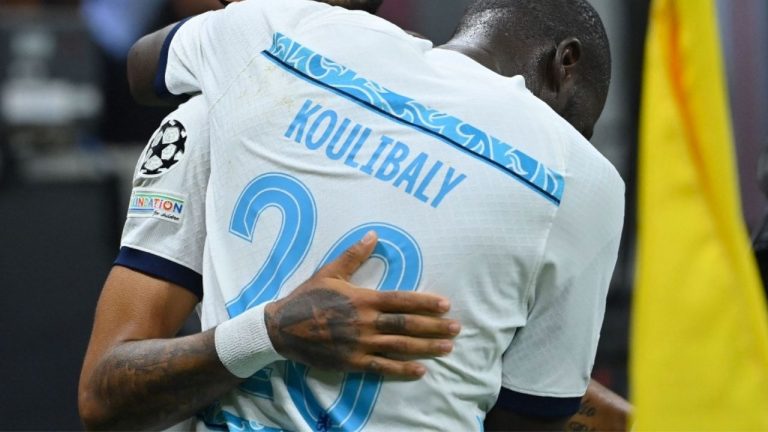“And his wife marries him” – Kalidou Koulibaly digs at Chelsea star and calls him out as ‘worst dressed’ at club