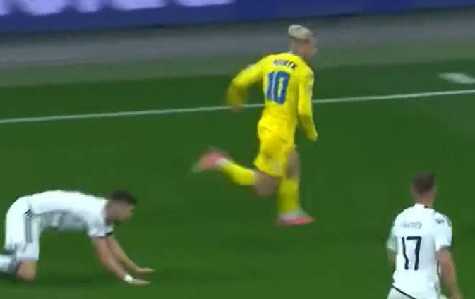 “Retired him” – Chelsea fans laughed after what Mudryk did to Jorginho last night